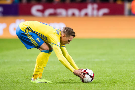 Sveriges Ludwig Augustinsson lägger bollen till rätta