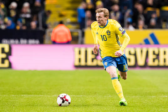 Sveriges Emil Forsberg med bollen