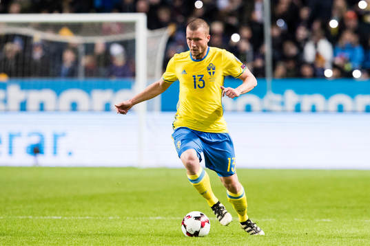 Sveriges Jakob Johansson med bollen