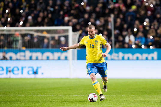 Sveriges Jakob Johansson med bollen
