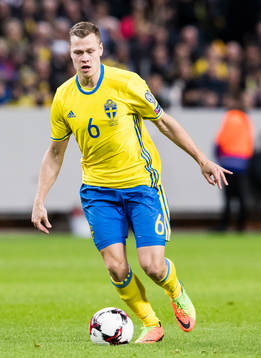 Sveriges Viktor Claesson med bollen