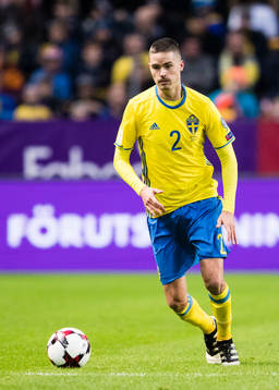 Sveriges Mikael Lustig med bollen