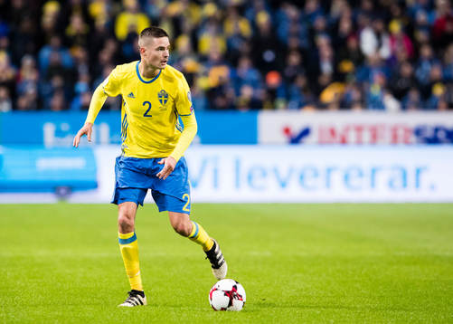 Sveriges Mikael Lustig med bollen