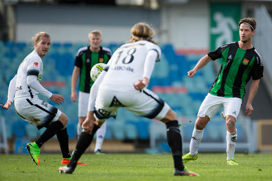GAIS Dusan Djuric slår en passning