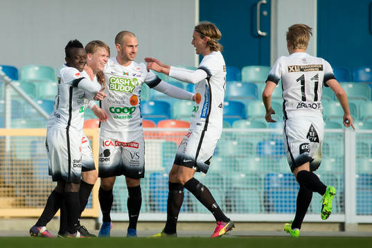 Varbergs Anton Liljenbäck jublar och omfamnas
