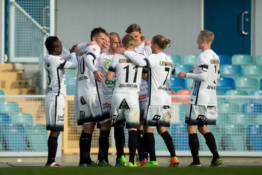 Varbergs Anton Liljenbäck jublar och omfamnas