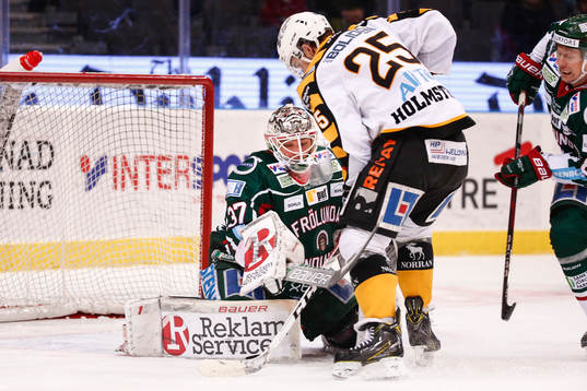 Skellefteås Axel Holmström oroar mot Frölundas målvakt