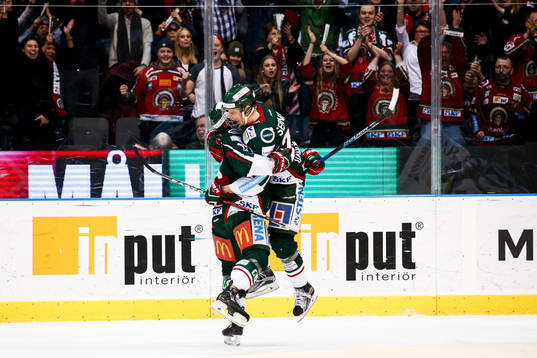 Frölundas Rasmus Dahlin jublar ihop med Matt Donovan