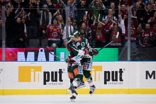Frölundas Rasmus Dahlin jublar ihop med Matt Donovan