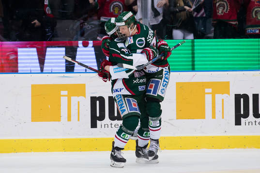 Frölundas Rasmus Dahlin jublar ihop med Matt Donovan