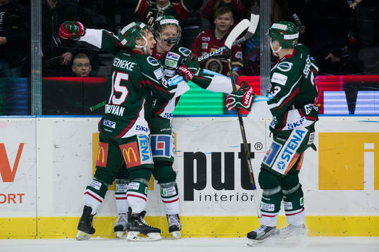 Frölundas Rasmus Dahlin jublar ihop med Matt Donovan och