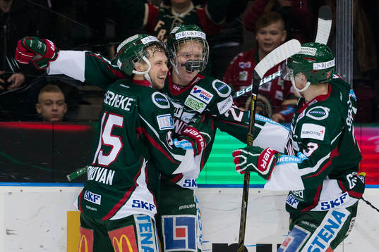Frölundas Rasmus Dahlin jublar ihop med Matt Donovan och