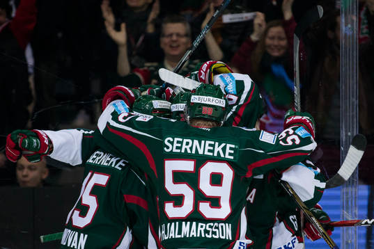 Frölundas Rasmus Dahlin omfamnas