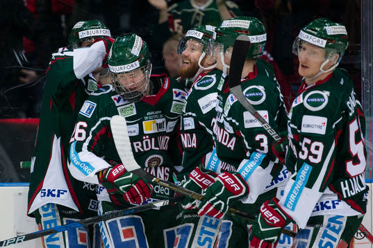 Frölundas Rasmus Dahlin omfamnas