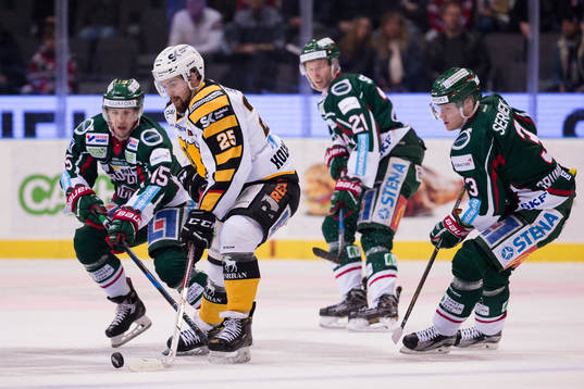 Skellefteås Axel Holmström mot Frölundas Matt Donovan