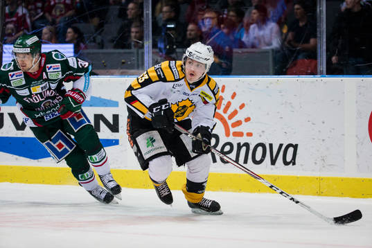 Skellefteås Sebastian Aho före Frölundas Nicklas Lasu