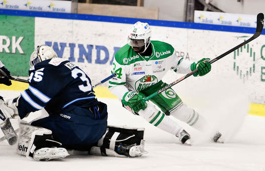 Rögles Edwin Hedberg oroar vid Karlskogas målvakt Emil