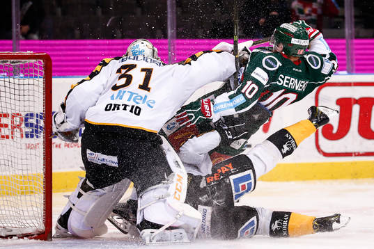 Frölundas Sean Bergenheim mot Skellefteås Johan Alm och