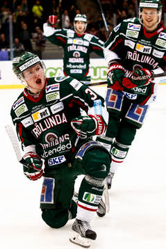 Frölundas Carl Grundström jublar