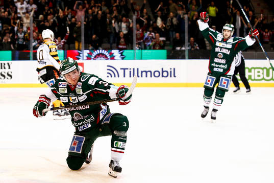 Frölundas Carl Grundström jublar