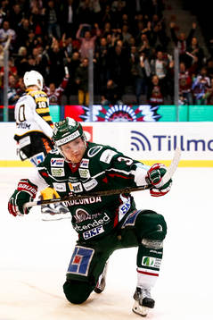 Frölundas Carl Grundström jublar