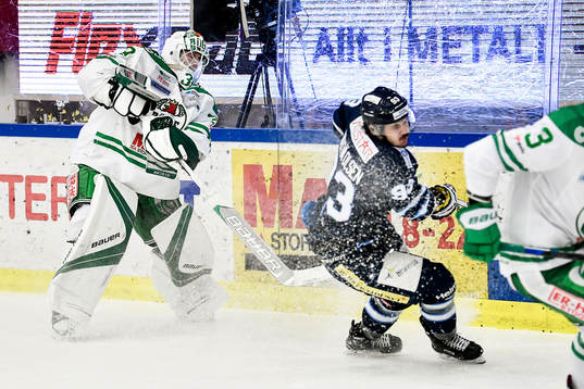 Rögles målvakt Anders Lindbäck rensar undan pucken