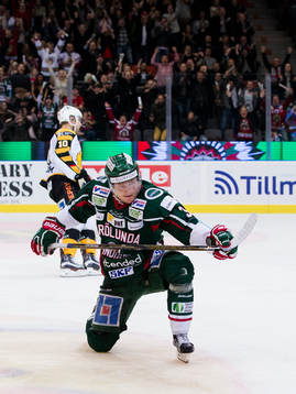 Frölundas Carl Grundström jublar