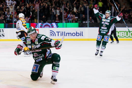 Frölundas Carl Grundström jublar