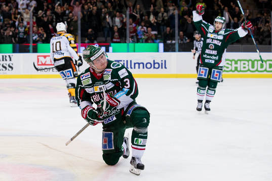 Frölundas Carl Grundström jublar