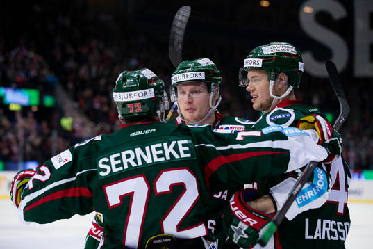 Frölundas Carl Grundström jublar ihop med Jacob Larsson
