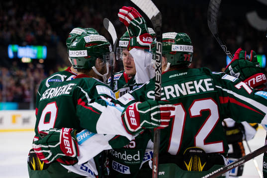 Frölundas Carl Grundström jublar ihop med Casey Wellman,