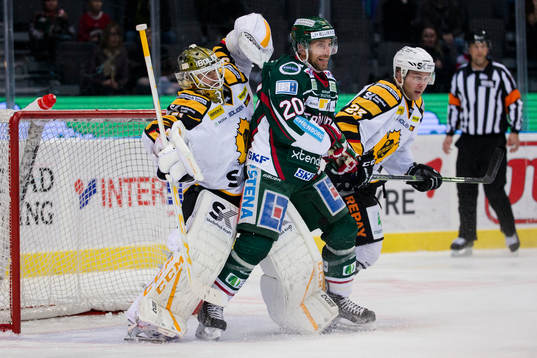 Frölundas Joel Lundqvist framför Skellefteås målvakt