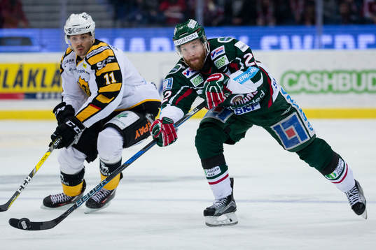 Frölundas Robin Figren före Skellefteås Henrik Hetta