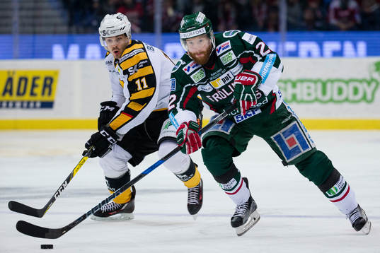 Frölundas Robin Figren före Skellefteås Henrik Hetta