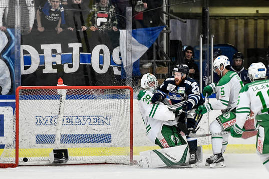 Karlskogas Fredrik Höggren gör 1-0 bakom Rögles målvakt