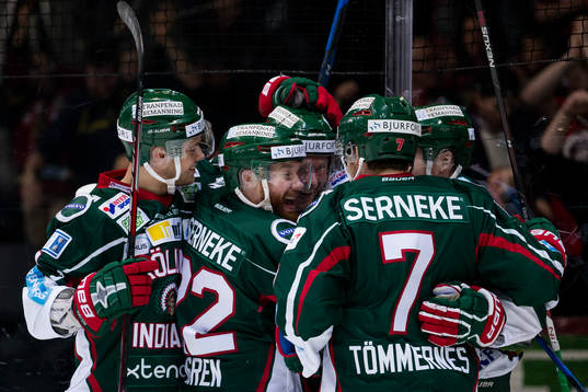 Frölundas Christoffer Ehn jublar och omfamnas