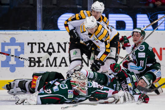 Frölundas målvakt Johan Gustafsson och Simon Hjalmarsson