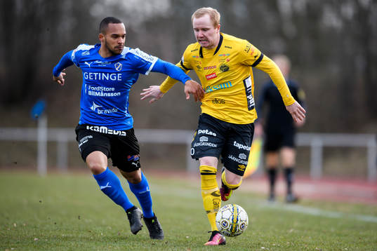 Elfsborgs Simon Lundevall och Halmstads Nikolai Alho