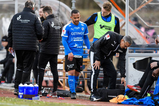 Halmstads Nikolai Alho går av planen och tar sig för