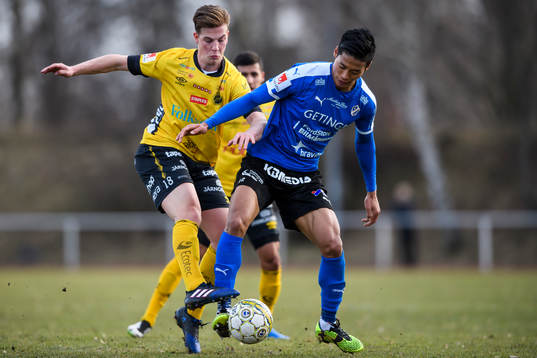 Halmstads Kosuke Kinoshita och Elfsborgs Simon Olsson