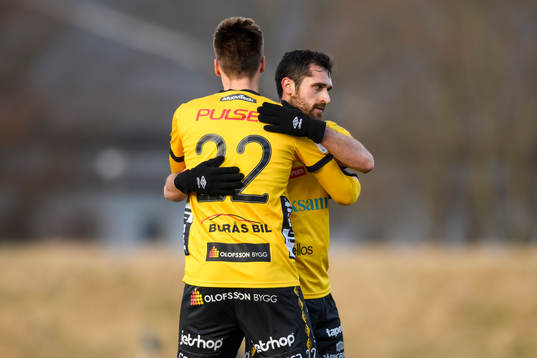 Elfsborgs Emir Bajrami klappas om av Viktor Prodell (rygg