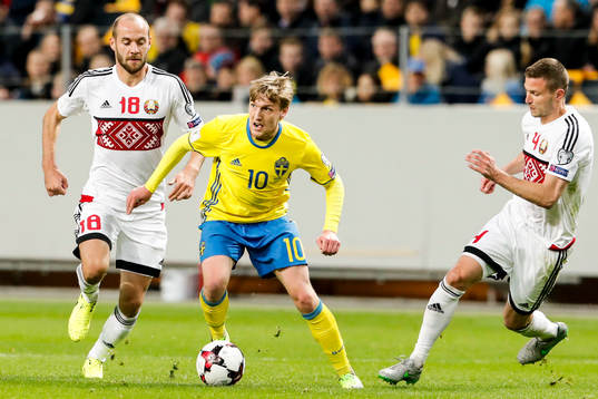 Sveriges Emil Forsberg mot Belarus Ivan Maevski och Igor