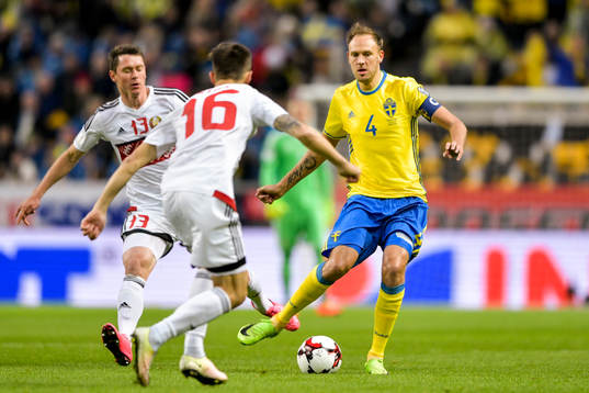 Sveriges Andreas Granqvist och Belarus Nikolai Signevich