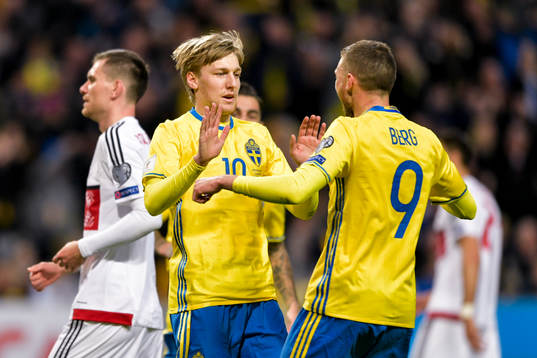 Sveriges Emil Forsberg jublar med Marcus Berg