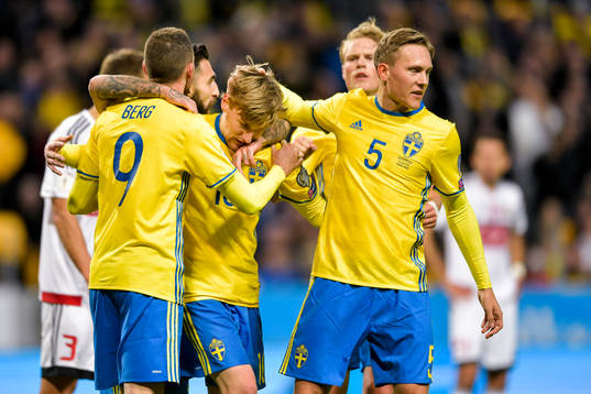 Sveriges Emil Forsberg jublar med Marcus Berg och Ludwig
