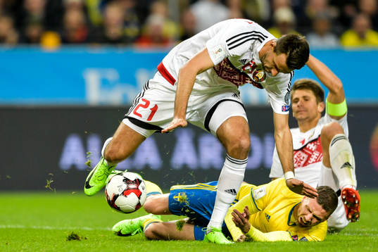 Sveriges Marcus Berg och Belarus Yegor Filipenko