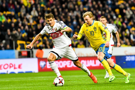 Sveriges Emil Forsberg och Belarus Igor Stasevich