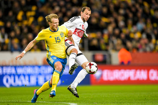 Sveriges Oscar Hiljemark och Belarus Renan Bressan