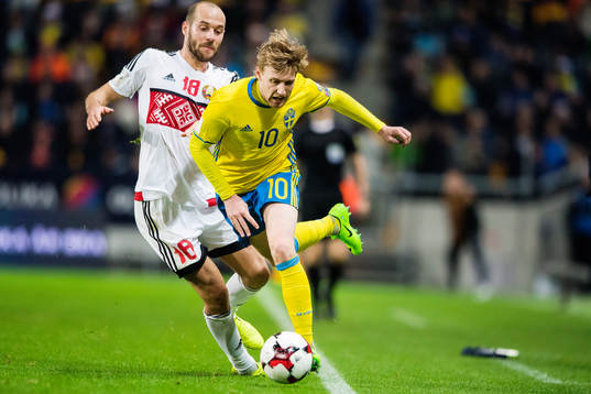 Belarus Ivan Maevski och Sveriges Emil Forsberg