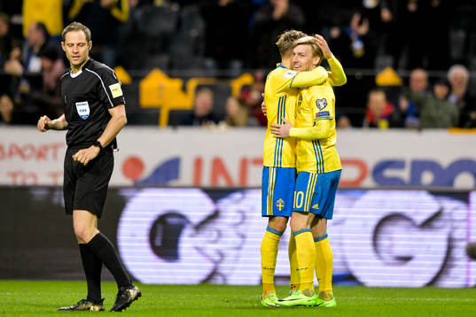 Sveriges Emil Forsberg jublar ihop med Ludwig Augustinsson
